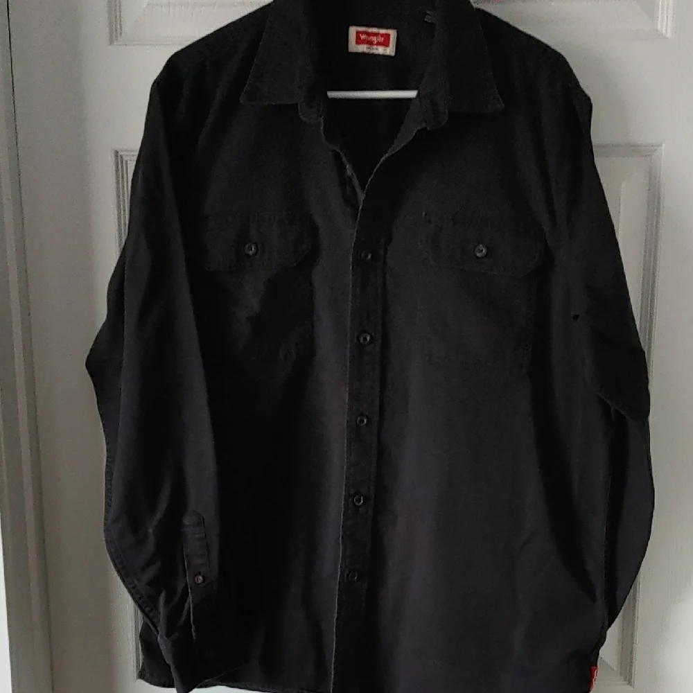 Wrangler Men's LG Black Button Down Shirt Faded From Wash - Picture 1 of 7